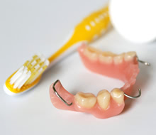 総入れ歯と部分入れ歯を使用するときの注意点